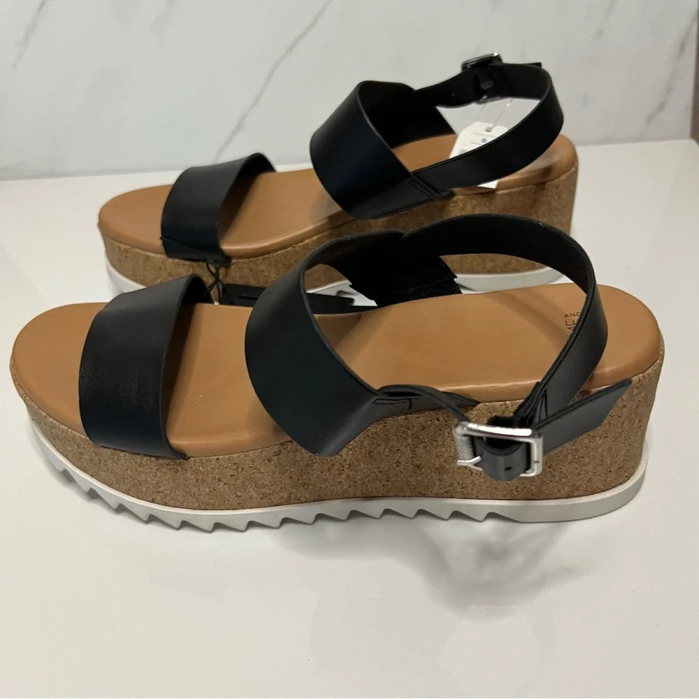 Time and Tru Platform sandals Shoe Size: 9 Shoe Closure: Buckle, Slingback